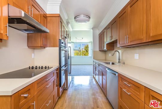 927 N Kings Rd #311
