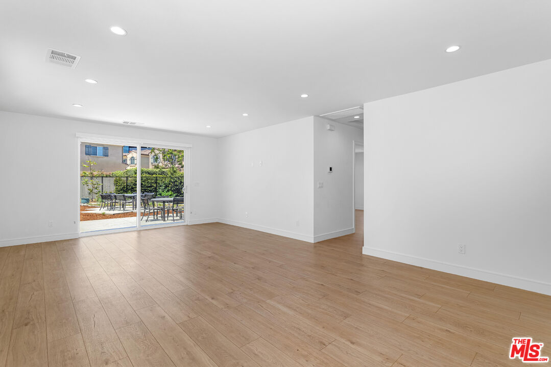 345 Genoa St, photo 7