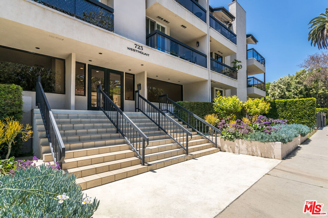 723 Westmount Dr #201, photo 2