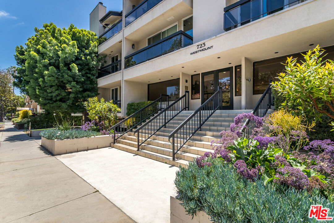 723 Westmount Dr #201, photo 3