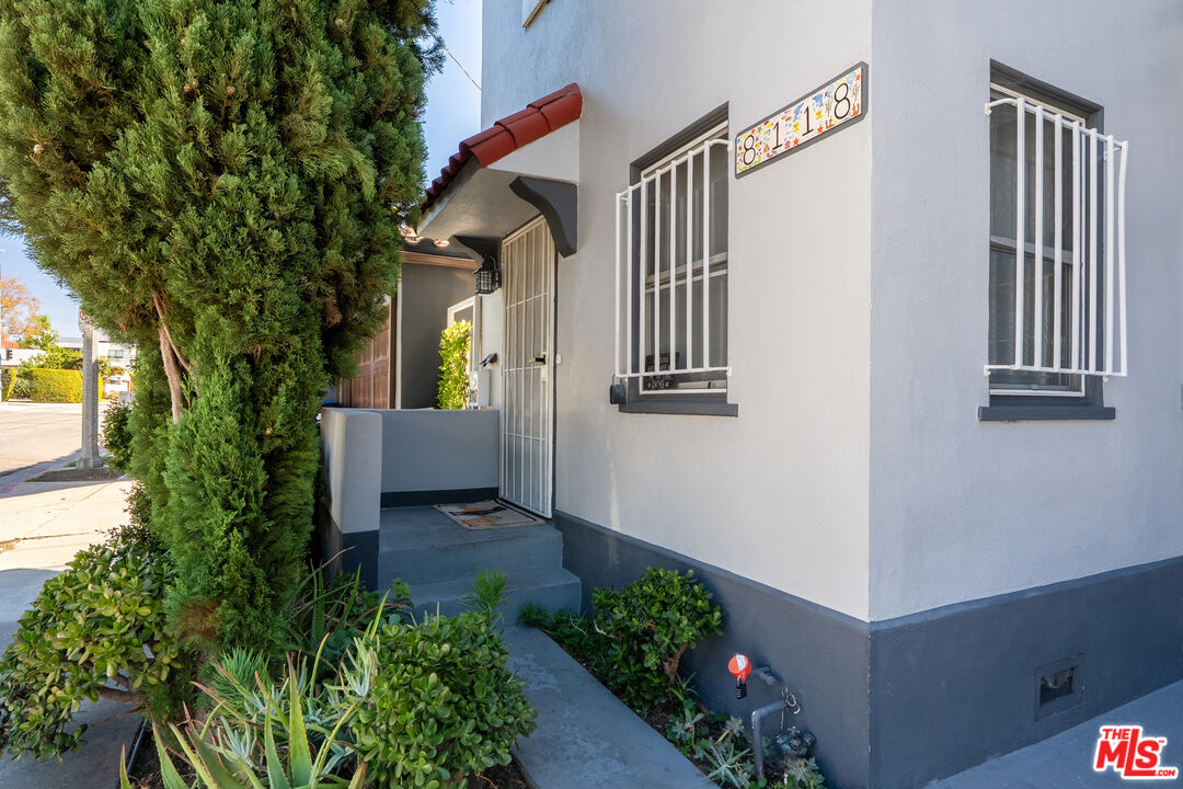 8118 Willoughby Ave, photo 3